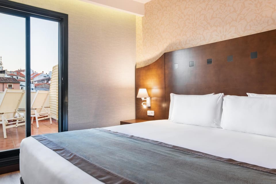 Bed, Balcony/Terrace, Bedroom