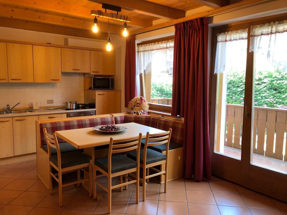 Kitchen or kitchenette, Dining area, minibar, stove