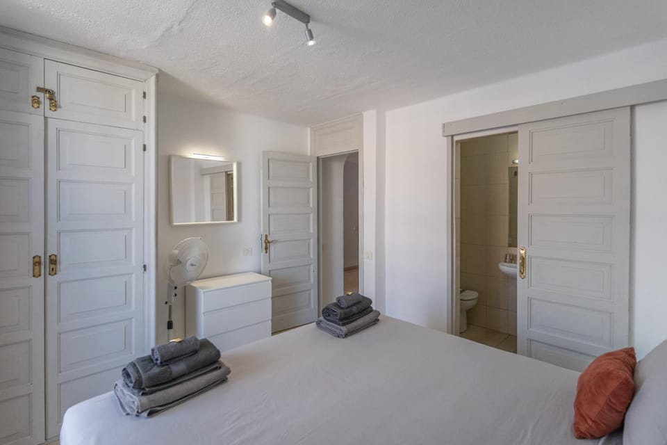 Photo of the whole room, Bedroom