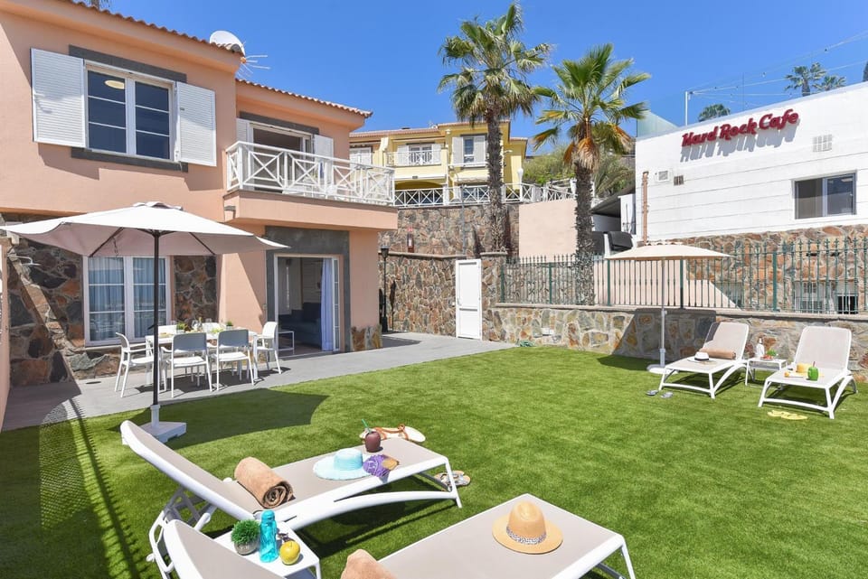 Property building, Garden, Dining area, sunbed