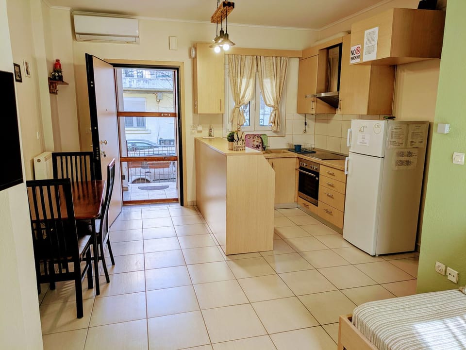 Dining area, oven, pet friendly, stove, air conditioner
