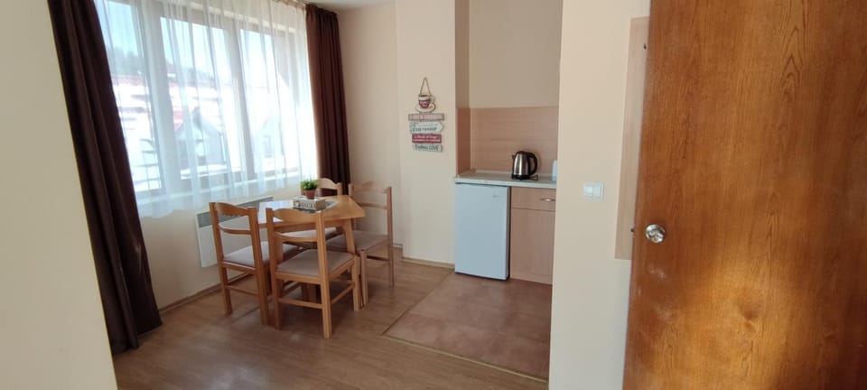 Kitchen or kitchenette, Dining area, minibar