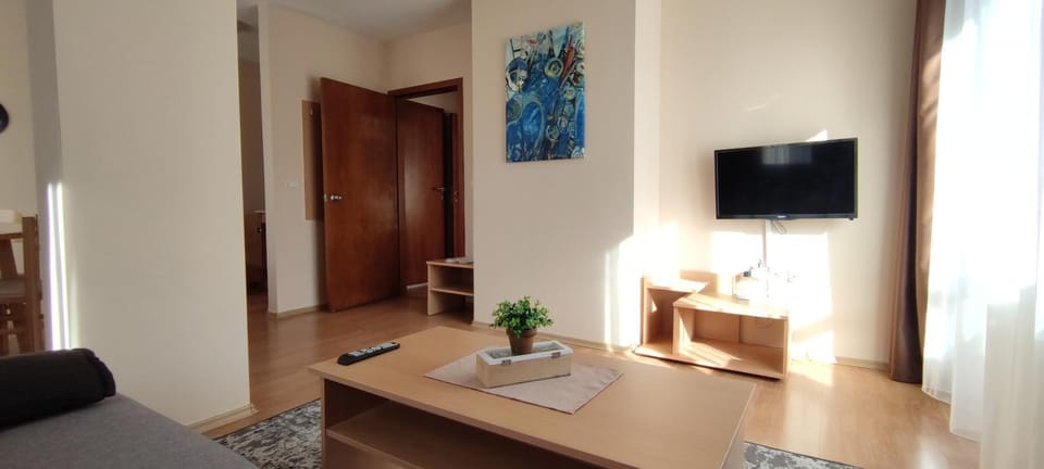 Communal lounge/ TV room, TV and multimedia, Living room, Seating area, Evening entertainment, hair dresser, wardrobe