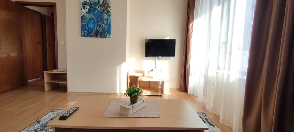 Communal lounge/ TV room, TV and multimedia, Dining area, Evening entertainment, hair dresser