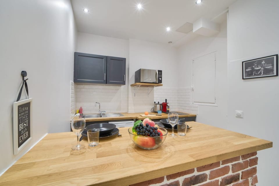 ParisConciergerie - Studio Champs Elysees Apartment in Paris