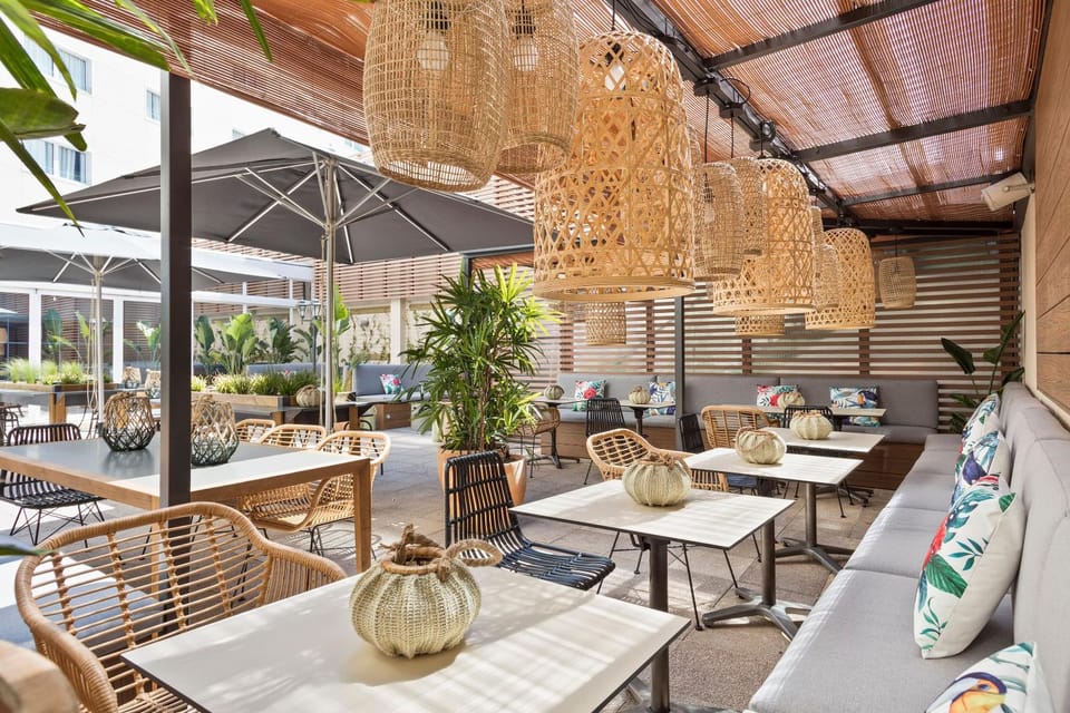 Restaurant/places to eat, Balcony/Terrace, Dining area