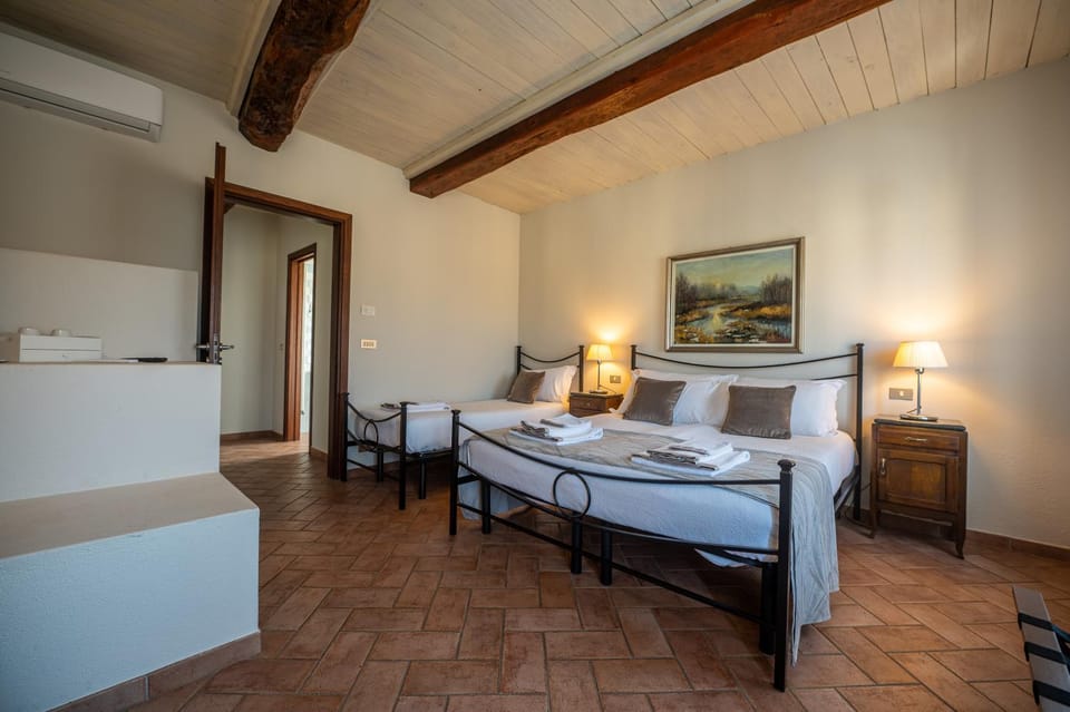 Bed, TV and multimedia, Photo of the whole room, Bedroom, towels