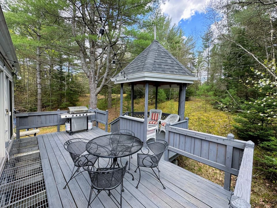 43TV peaceful mountain retreat fireplace firepit large yard WiFi House in Twin Mountain