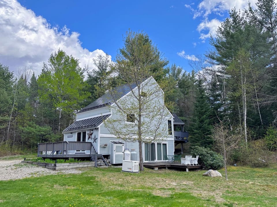 43TV peaceful mountain retreat fireplace firepit large yard WiFi House in Twin Mountain