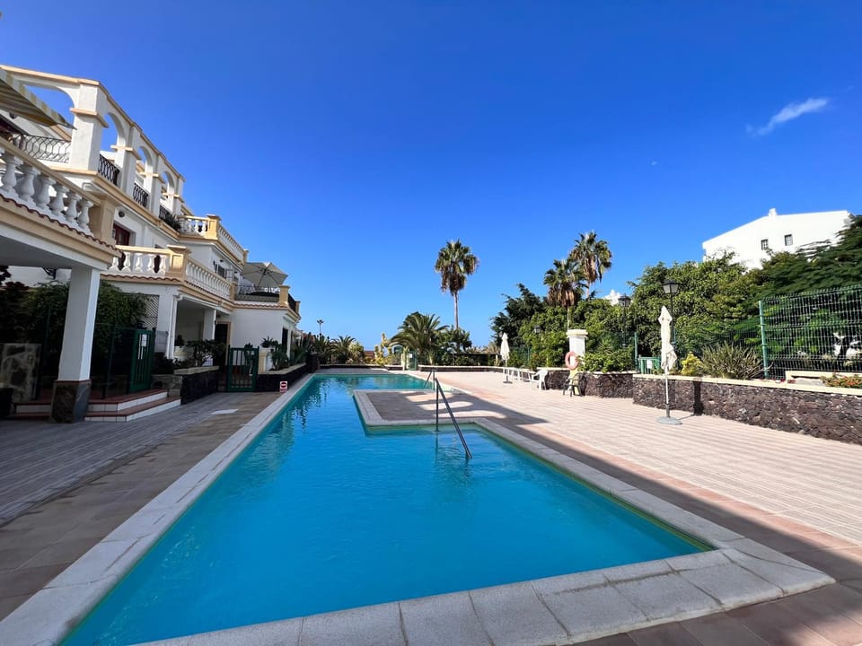 Property building, Day, Swimming pool, sunbed