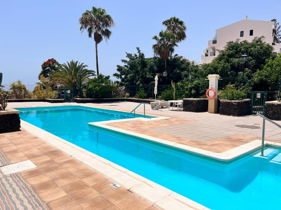 Day, Swimming pool, sunbed