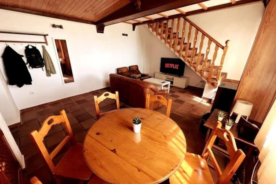 TV and multimedia, Living room, Seating area, Dining area