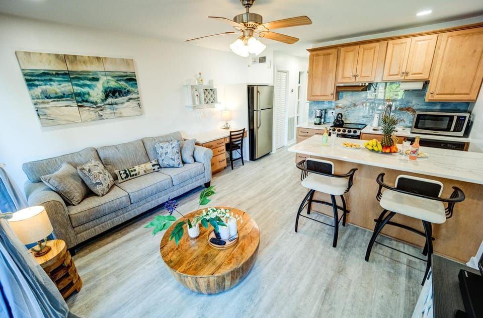 Kitchen or kitchenette, Living room, Food and drinks, Seating area, Dining area, Food, dishwasher, fireplace, minibar, pet friendly, stove