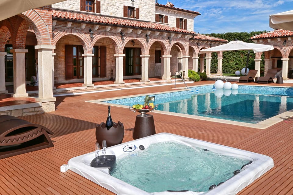 Property building, Patio, Day, Hot Tub, Pool view, Swimming pool, sunbed