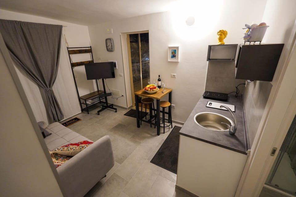 Kitchen or kitchenette, Living room, Seating area, Dining area, stove