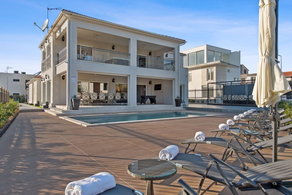 Property building, Patio, Day, Pool view, Swimming pool, Swimming pool, sunbed