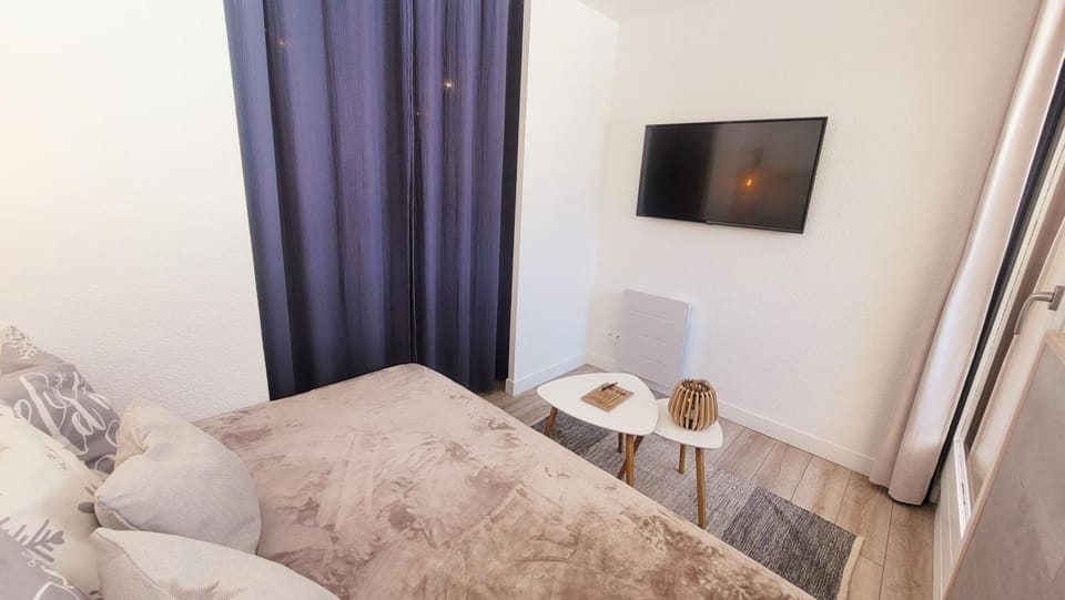 Bed, TV and multimedia, Living room, Photo of the whole room, Bedroom