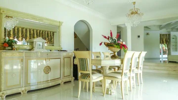 Seating area, Dining area