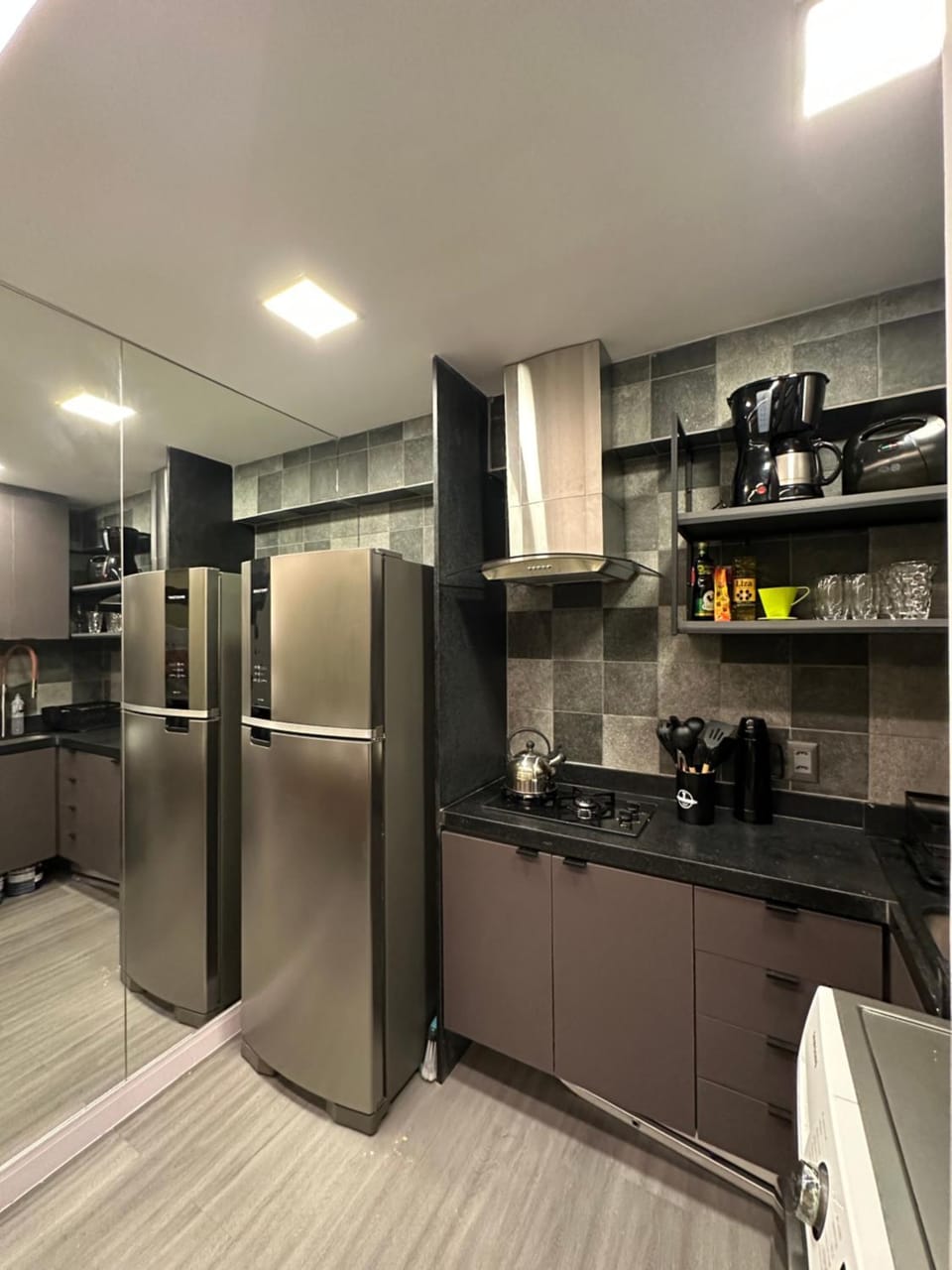 Kitchen or kitchenette, minibar, stove