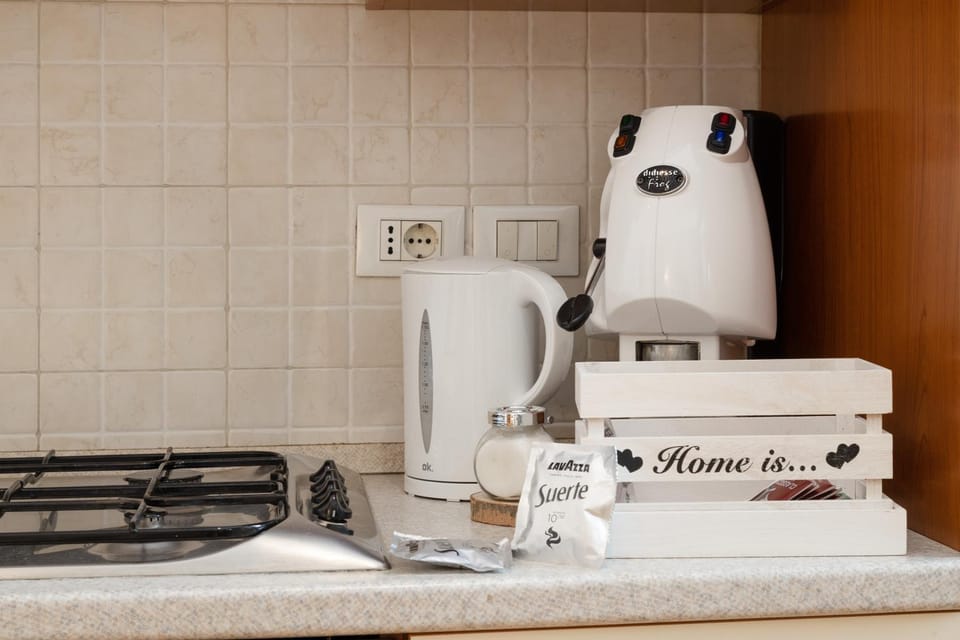 Property building, Coffee/tea facilities, Kitchen or kitchenette, toaster