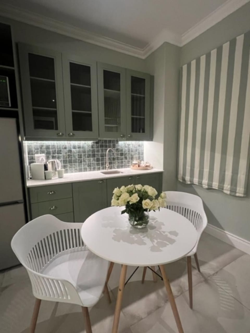 Kitchen or kitchenette, Dining area