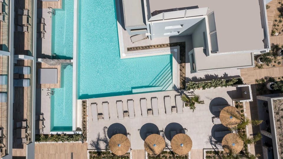Property building, Day, Bird's eye view, Pool view, Swimming pool