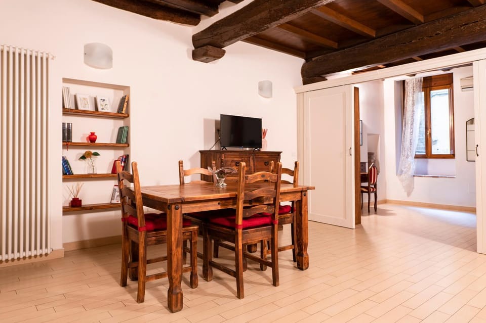 TV and multimedia, Living room, Seating area, Dining area