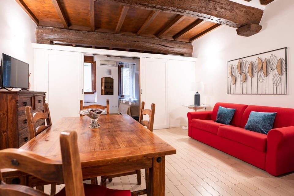Communal lounge/ TV room, TV and multimedia, Living room, Seating area, Dining area, Evening entertainment