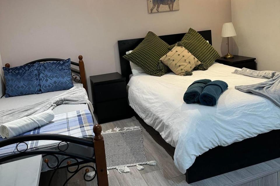 Studio Sleeps 3 - Outdoor Space - Pet Friendly Apartment in London Borough of Ealing