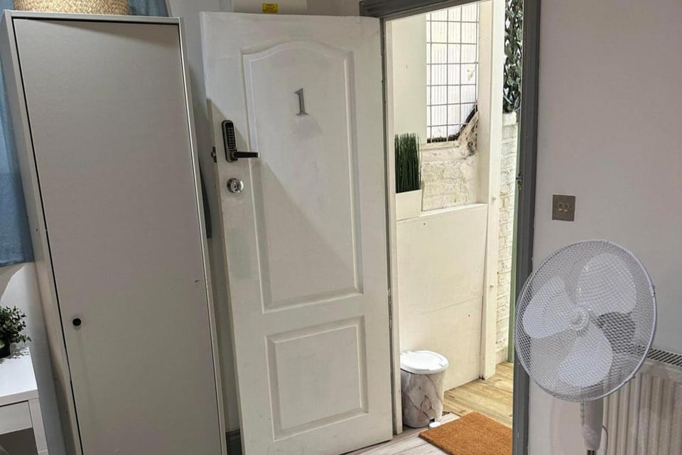 Studio Sleeps 3 - Outdoor Space - Pet Friendly Apartment in London Borough of Ealing