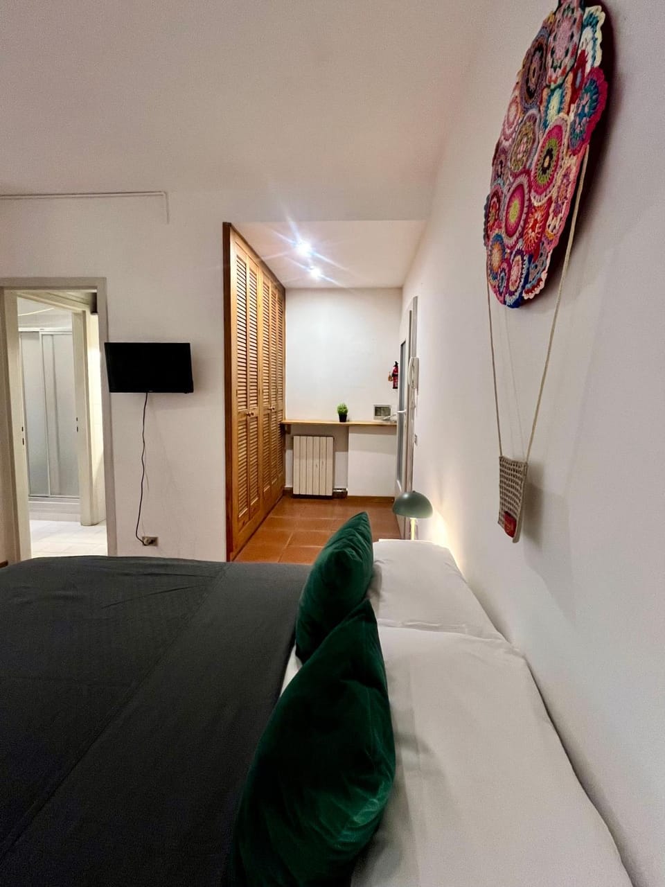 Bed, TV and multimedia, Bedroom