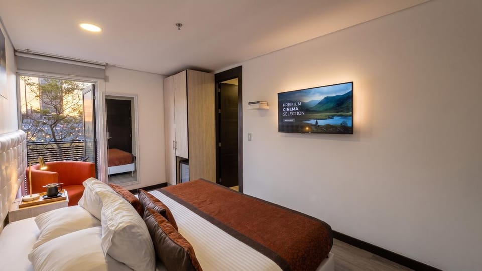 Bed, TV and multimedia, Photo of the whole room, Bedroom