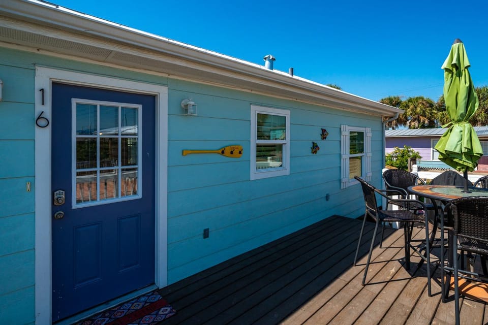 Property building, Patio, Facade/entrance