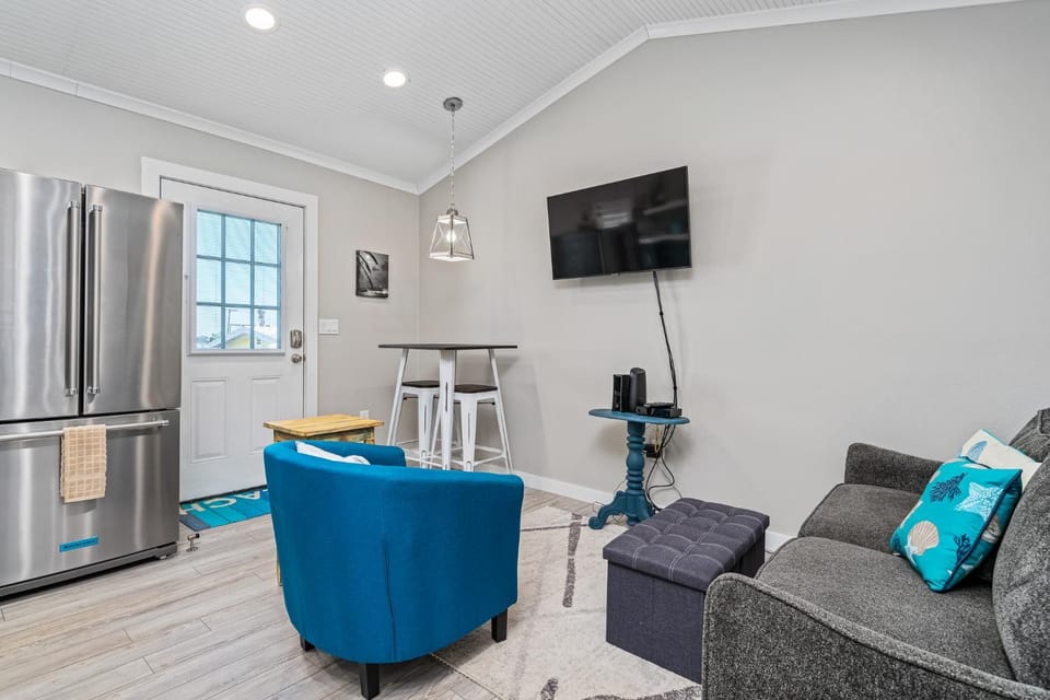 TV and multimedia, Kitchen or kitchenette, Living room, Seating area, Dining area, furniture