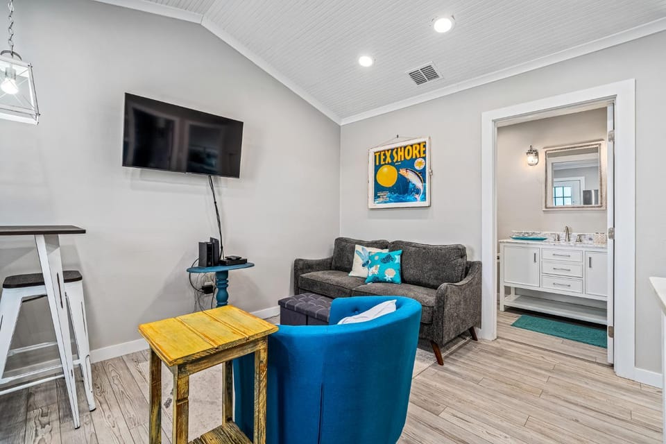 Bathroom, TV and multimedia, Living room, Seating area, furniture