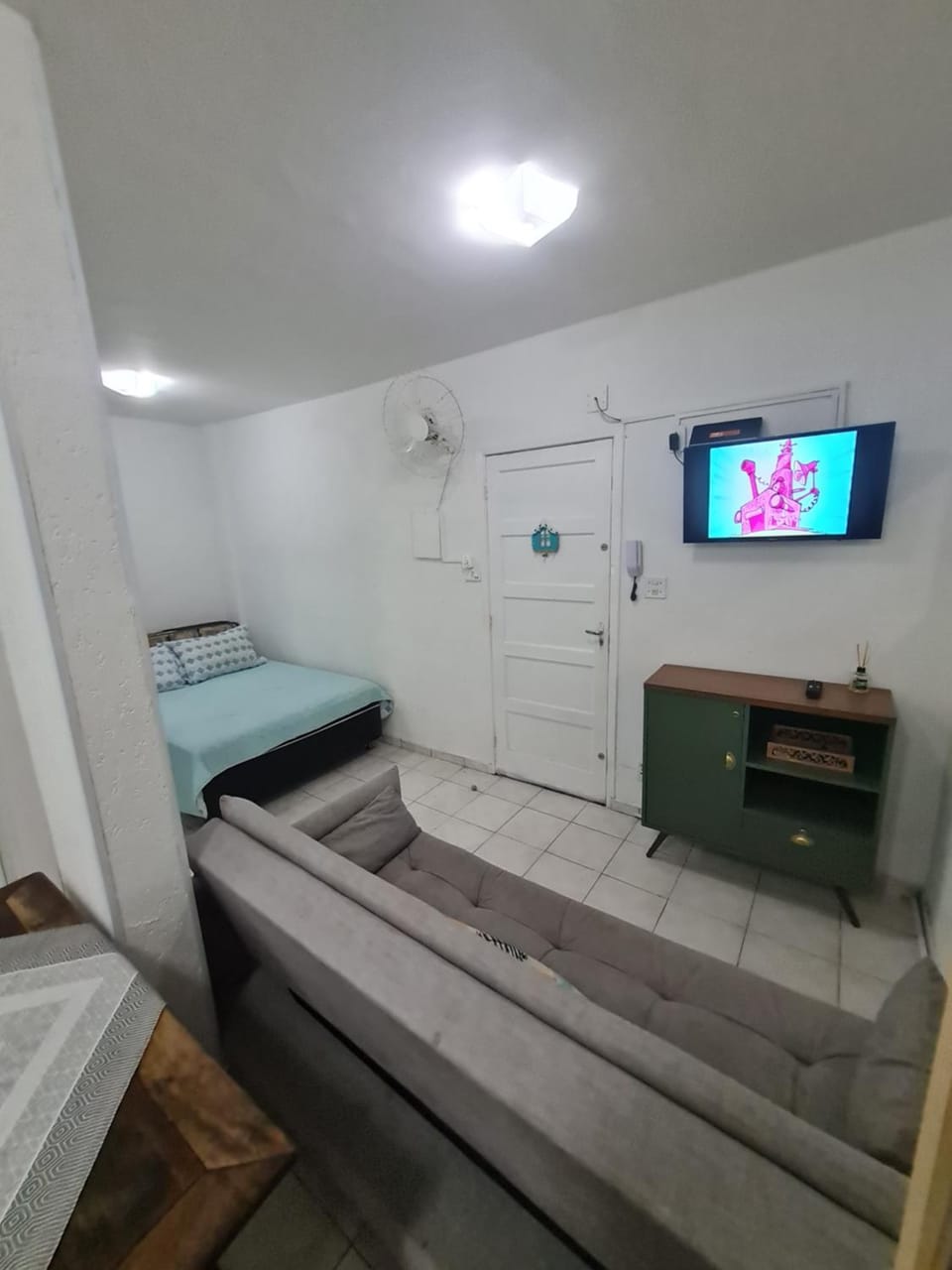 Bed, TV and multimedia, Bedroom