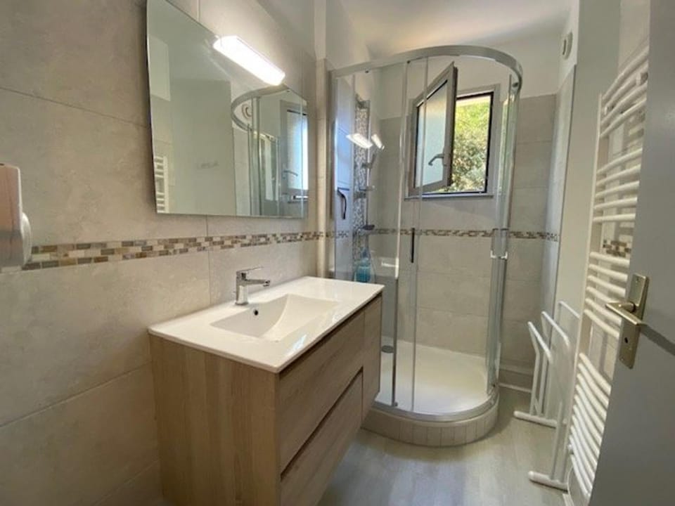 Appartement T2 rénové pour 4 pers, au pied de la plage avec 2 balcons et parking privé, St Georges - FR-1-494-135 Apartment in Nouvelle-Aquitaine