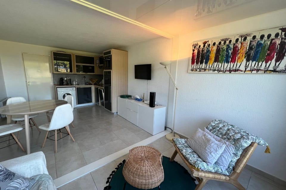Communal lounge/ TV room, TV and multimedia, Kitchen or kitchenette, Living room, Dining area, oven, stove