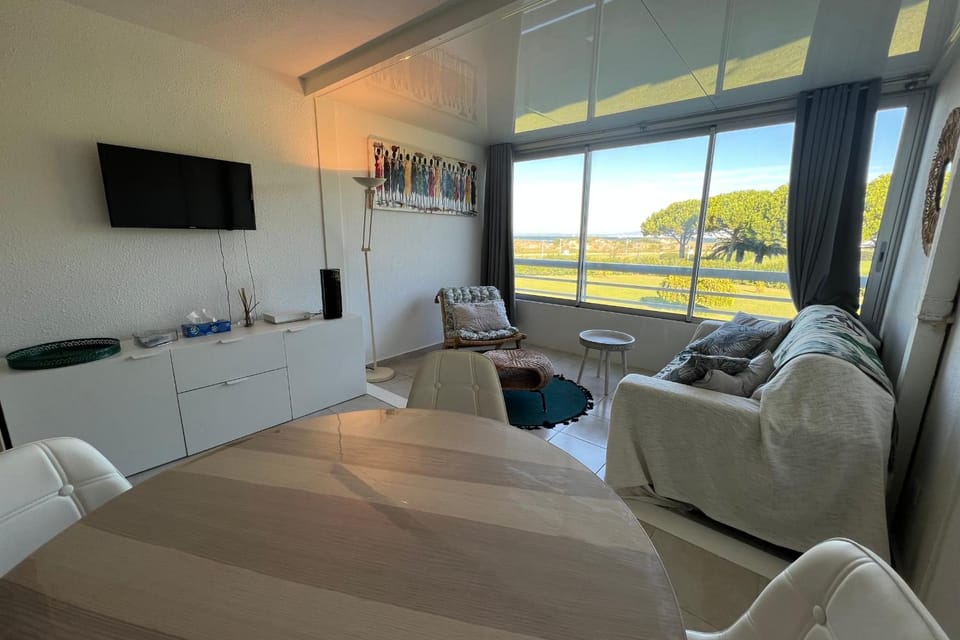 Communal lounge/ TV room, TV and multimedia, Living room