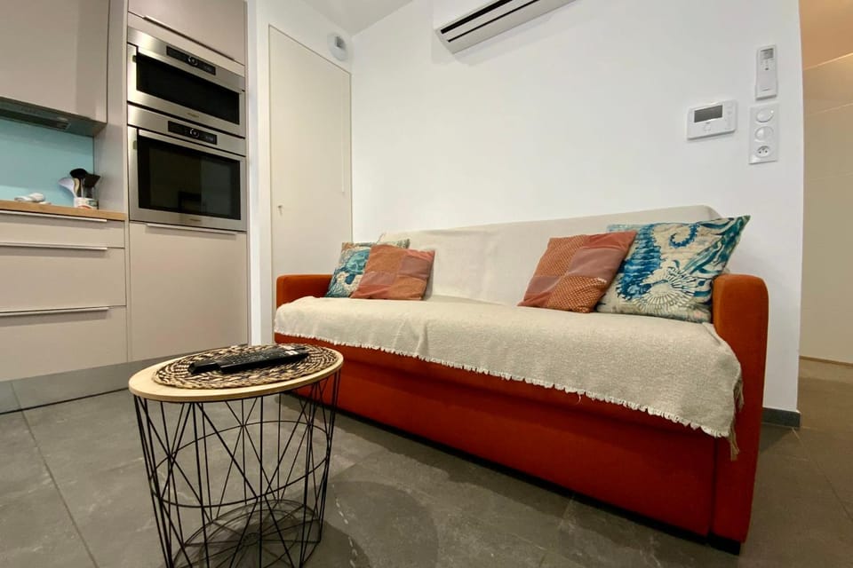 Kitchen or kitchenette, Living room, Seating area, air conditioner