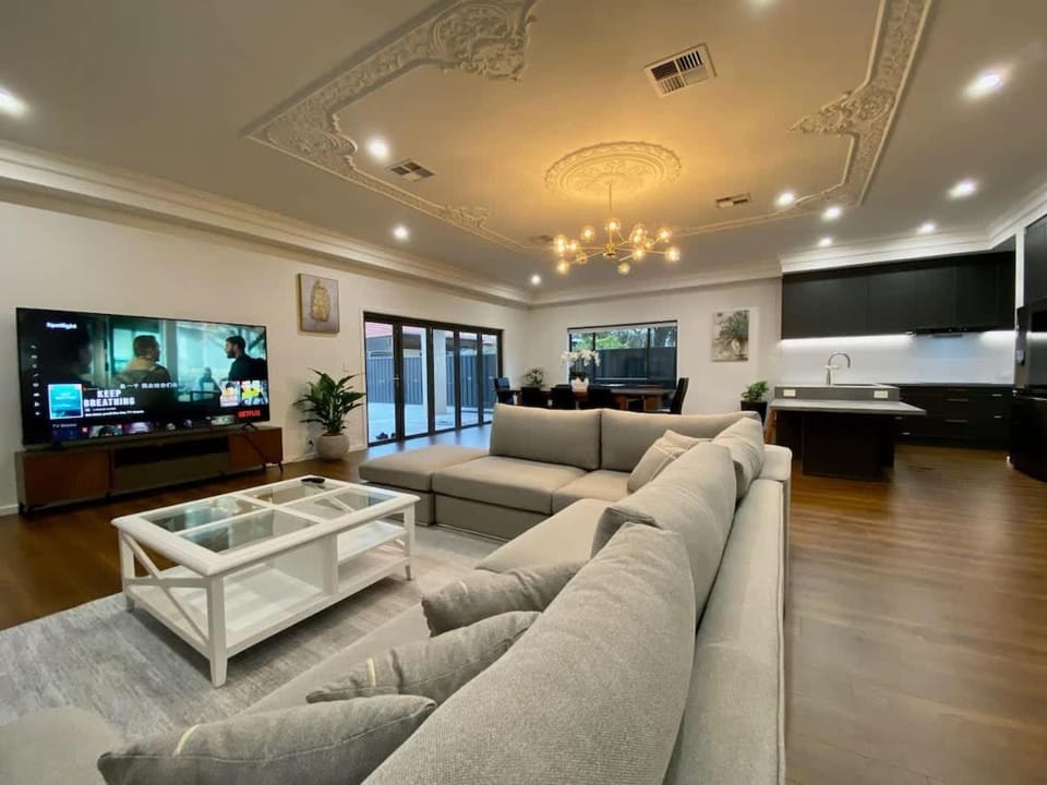 New Spacious Luxury 5 Bedroom Mansion in Unley House in Adelaide