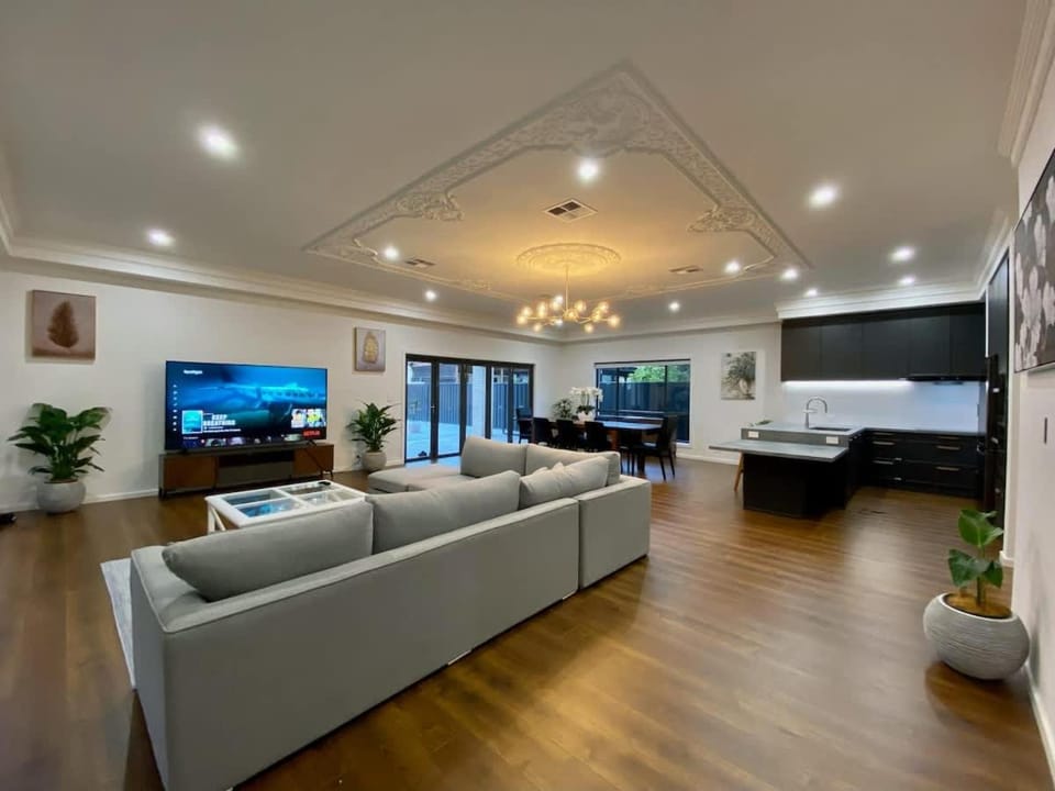 New Spacious Luxury 5 Bedroom Mansion in Unley House in Adelaide