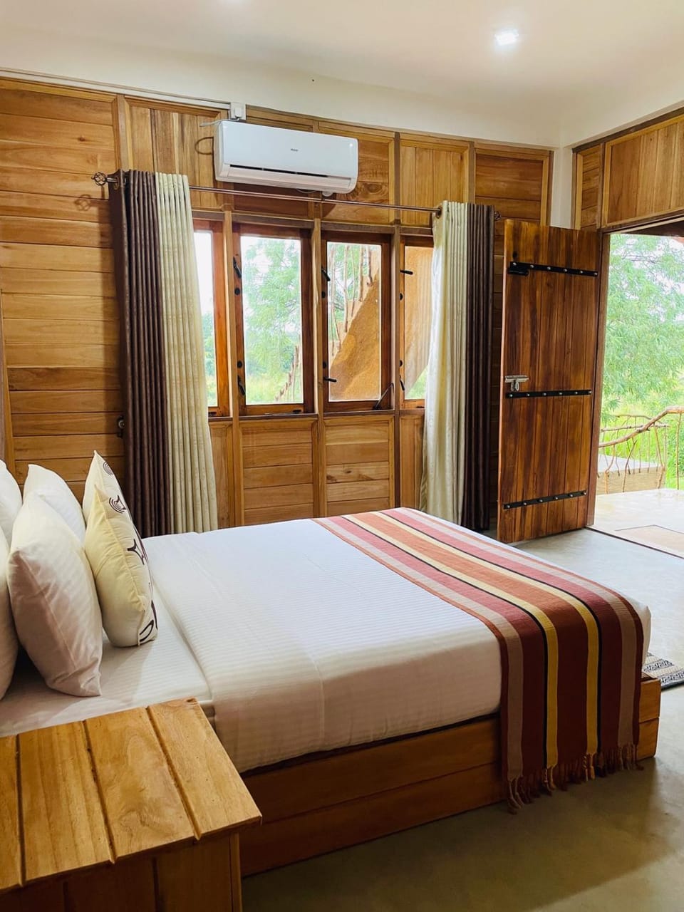 Bed, Living room, Bedroom, air conditioner