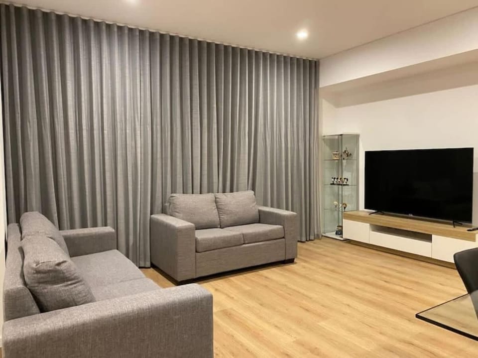 Luxury 3 BR Apt with Pool-Gym-Sauna-Steam Room Apartment in Adelaide