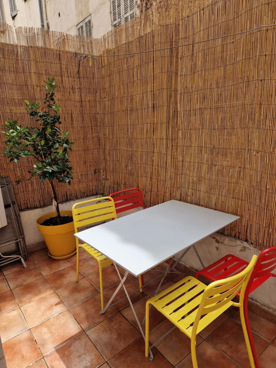 2 pièces dans le centre avec petite terrasse 3*** Apartment in Marseille