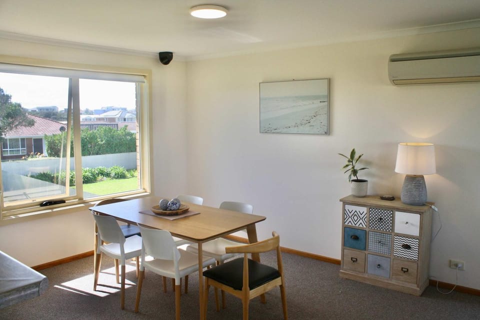 Esplanade Escape Absolute Beachfront WIFI-NBN House in Middleton