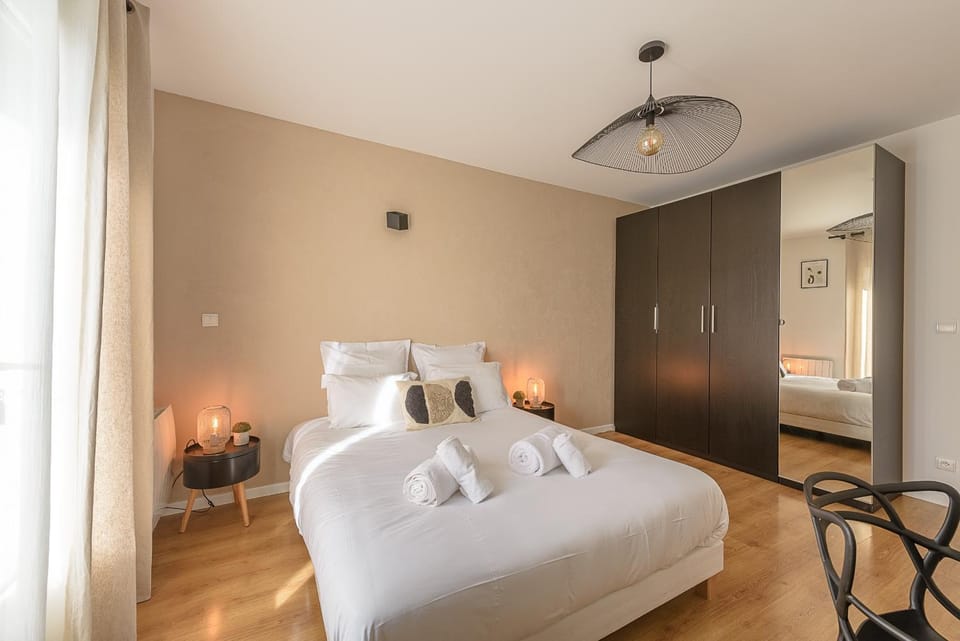 Photo of the whole room, Bedroom