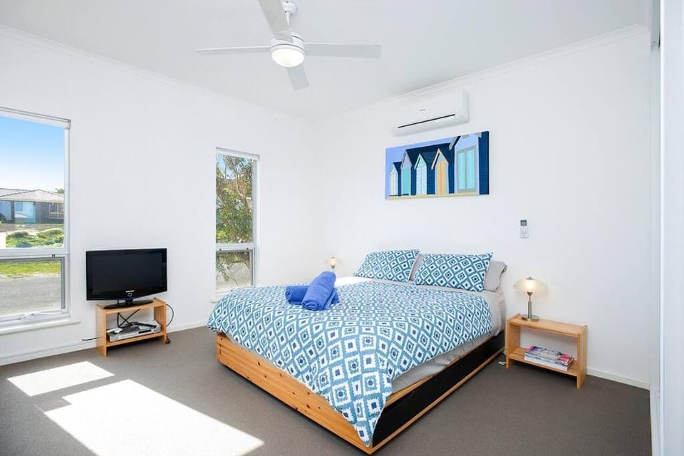 Bedroom, air conditioner