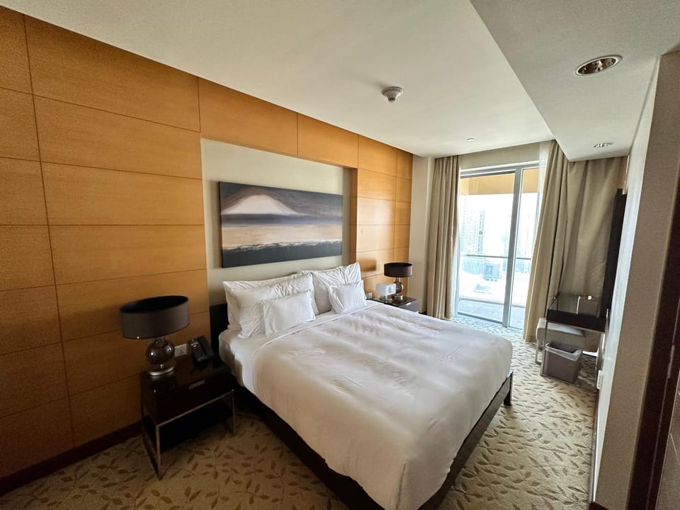 Bed, TV and multimedia, Living room, Photo of the whole room, Seating area, Bedroom