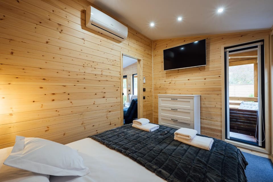 Bed, TV and multimedia, Bedroom, soundproof, towels, air conditioner